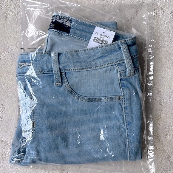 Hollister Super Light Blue Low Rise Super Soft Jegggings, 5 Short Juniors, NWT - Picture 6 of 6